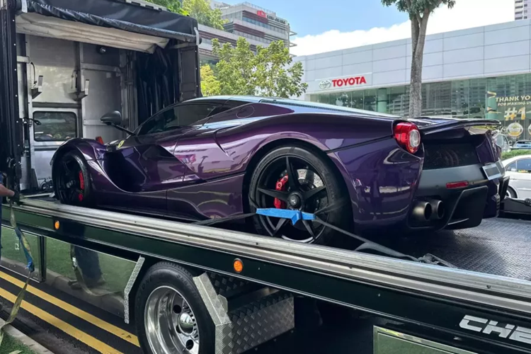 Ngoài Ferrari LaFerrari màu tím, Ferrari LaFerrari Aperta màu trắng, Hoàng tử bang Johor này còn mới sở hữu chiếc siêu xe triệu đô la Ferrari Monza SP2 màu đen.