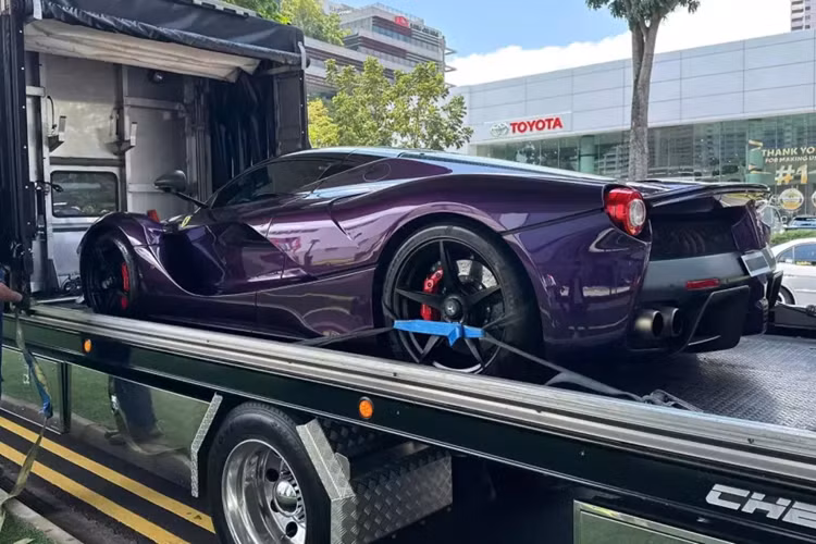 Ngoài Ferrari LaFerrari màu tím, Ferrari LaFerrari Aperta màu trắng, Hoàng tử bang Johor này còn mới sở hữu chiếc siêu xe triệu đô la Ferrari Monza SP2 màu đen.