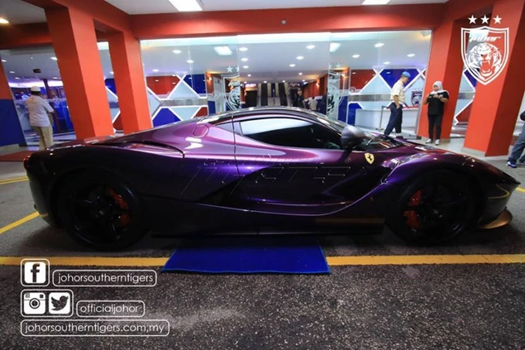Ferrari LaFerrari được trang bị động cơ V12, dung tích 6.3 lít kết hợp cùng động cơ điện sẽ có tổng công suất tối đa là 950 mã lực và mô-men xoắn cực đại đạt 900 Nm. Siêu xe triệu đô Ferrari LaFerrari có thời gian tăng tốc từ vị trí xuất phát lên 100 km/h chỉ trong 3,1 giây trước khi đạt vận tốc tối đa 350 km.