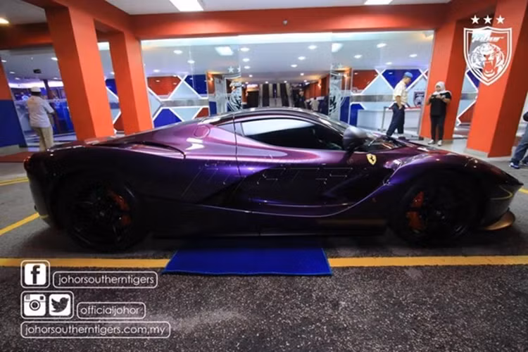 Ferrari LaFerrari được trang bị động cơ V12, dung tích 6.3 lít kết hợp cùng động cơ điện sẽ có tổng công suất tối đa là 950 mã lực và mô-men xoắn cực đại đạt 900 Nm. Siêu xe triệu đô Ferrari LaFerrari có thời gian tăng tốc từ vị trí xuất phát lên 100 km/h chỉ trong 3,1 giây trước khi đạt vận tốc tối đa 350 km.