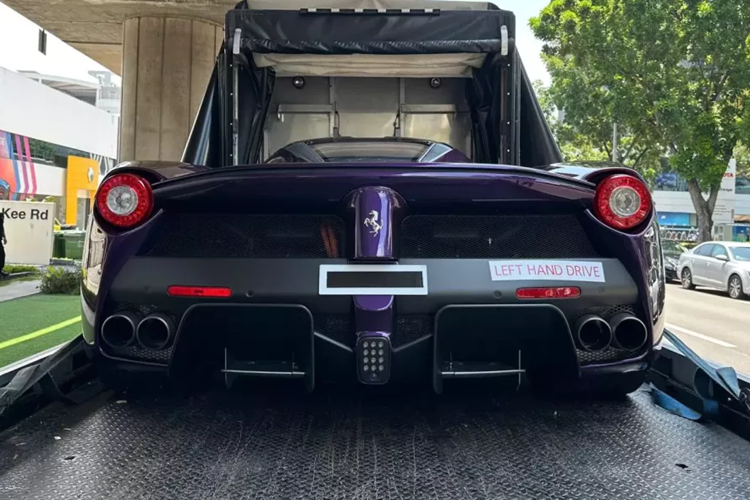 Cách đây 3 năm, chiếc xe Ferrari LaFerrari màu tím cũng bị bắt gặp ở đại lý Ferrari Singapore cùng với siêu phẩm Ferrari LaFerrari Aperta. Ngoại thất xe vẫn mang màu tím, và chỉ khác biệt là được dán thêm tờ giấy "Left Hand Drive", hàm ý chiếc xe này có vô lăng nằm bên trái, không phải lái xe bên phải như ở Singapore hay Malaysia. 