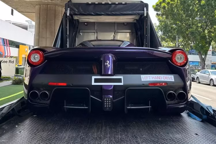 Cách đây 3 năm, chiếc xe Ferrari LaFerrari màu tím cũng bị bắt gặp ở đại lý Ferrari Singapore cùng với siêu phẩm Ferrari LaFerrari Aperta. Ngoại thất xe vẫn mang màu tím, và chỉ khác biệt là được dán thêm tờ giấy "Left Hand Drive", hàm ý chiếc xe này có vô lăng nằm bên trái, không phải lái xe bên phải như ở Singapore hay Malaysia. 