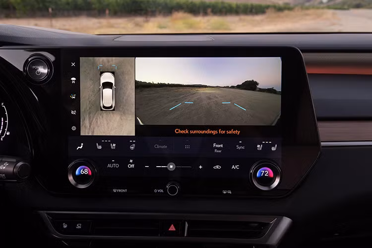 Xe cũng có phiên bản được trang bị động cơ 4 xi-lanh 2,4 lít tăng áp quen thuộc sản sinh công suất 275 mã lực và mô-men xoắn cực đại 429 Nm.