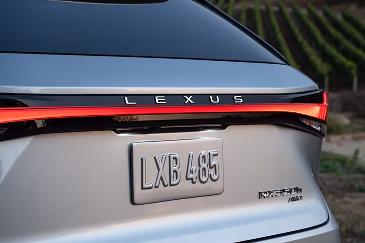 Lexus RX 2025 bản Black Line Special Edition chỉ sản xuất giới hạn 500 chiếc trên khắp Bắc Mỹ bao gồm ở cả thị trường Canada. Bên cạnh phiên bản đặc biệt mới, Lexus quyết định bổ sung thêm phiên bản F Sport Design chỉ có sẵn trên RX 350 và RX 350h thế hệ mới.