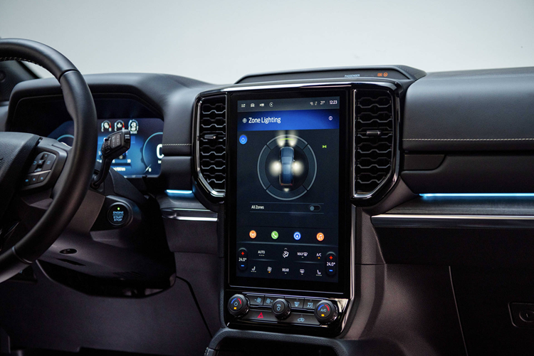 So với phiên bản Titanium, Ford Everest Platinum thay đổi toàn diện về cả ngoại hình và nội thất bên trong. Dễ dàng nhận biết là cụm lưới tản nhiệt sở hữu thiết kế mới với các mắt lưới mạ chrome cao cấp cùng dòng chữ Platinum chính giữa nắp ca-pô.