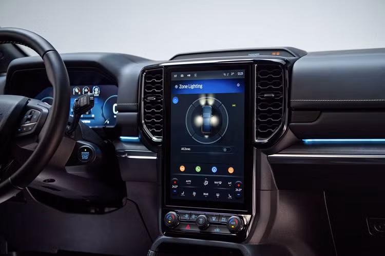 So với phiên bản Titanium, Ford Everest Platinum thay đổi toàn diện về cả ngoại hình và nội thất bên trong. Dễ dàng nhận biết là cụm lưới tản nhiệt sở hữu thiết kế mới với các mắt lưới mạ chrome cao cấp cùng dòng chữ Platinum chính giữa nắp ca-pô.