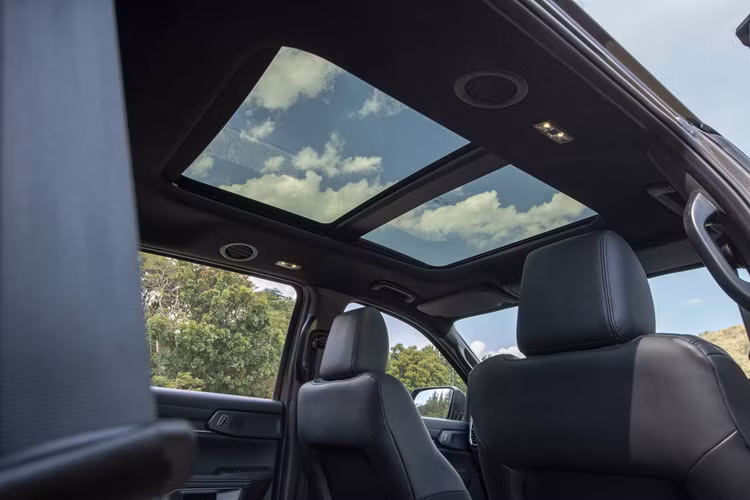 Bộ mâm hợp kim 20 inch – trang bị lớn nhất phân khúc của Everest Platinum với thiết kế mới, nổi bật khi di chuyển. Ở phần đuôi xe, Ford Everest Platinum duy trì phong cách Hiện đại và Thể thao với cụm đèn hậu có đồ họa bắt mắt được kết nối với nhau bằng dải trang trí có khắc chìm tên phiên bản.