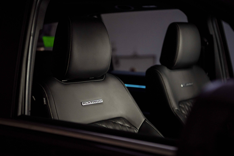 Ghế lái điều khiển điện 10 hướng có 3 vị trí nhớ, ghế hành khách với khả năng chỉnh điện 10 hướng, hàng ghế thứ 2 được bổ sung tính năng sưởi và hàng ghế thứ 3 có thể gập điện nhằm khai thác triệt để không gian chở hàng 876L (có thể lên tới 1.796L khi gập cả hàng ghế thứ 2), hệ thống 12 loa B&amp;O, tính năng chiếu sáng đa vùng Zone Lighting.