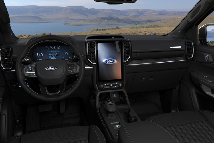 Khu vực khoang lái sở hữu nhiều thay đổi đáng kể như táp-lô họa tiết vân gỗ Maple cao cấp, loạt logo Platinum dạng 3D được đặt ở những vị trí tinh tế, ghế bọc da có hoạ tiết kim cương với phần tựa lưng có các đường chỉ nổi tạo hình quả trám kết hợp tính năng thông hơi và sưởi ấm