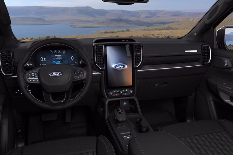 Khu vực khoang lái sở hữu nhiều thay đổi đáng kể như táp-lô họa tiết vân gỗ Maple cao cấp, loạt logo Platinum dạng 3D được đặt ở những vị trí tinh tế, ghế bọc da có hoạ tiết kim cương với phần tựa lưng có các đường chỉ nổi tạo hình quả trám kết hợp tính năng thông hơi và sưởi ấm