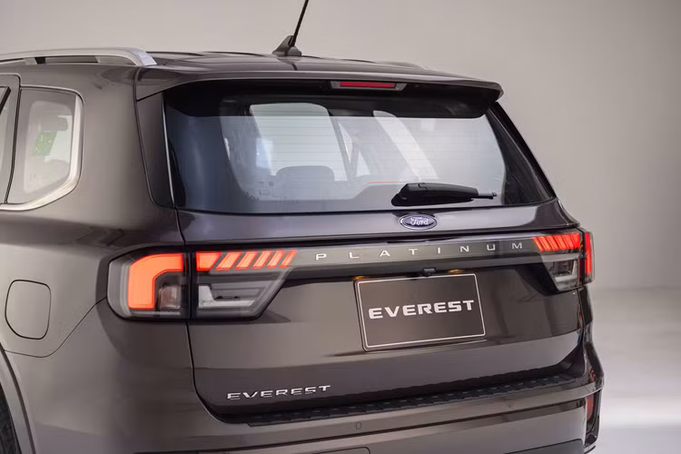 Mẫu xe SUV Ford Everest Platinum với vẻ ngoài sang trọng, thể thao, vận hành mạnh mẽ, được trang bị đầy đủ những tính năng an toàn và công nghệ cao cấp nhất. Phiên bản Platinum được thiết kế hoàn hảo cho công việc, gia đình và đam mê, đem lại sự phấn khích cho khách hàng trong những chuyến phiêu lưu.
