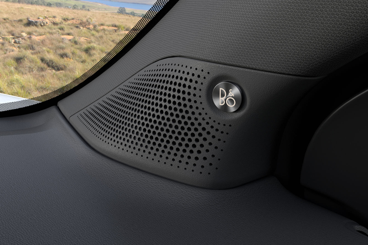 Nhằm tăng khả năng bảo vệ hành khách trong các tình huống va chạm, xe được gia cố sử dụng thép cường lực ở nhiều vị trí hơn. Phiên bản Everest mới được trang bị 7 túi khí xung quanh xe (có túi khí đầu gối người lái) và tính năng nhắc đeo dây an toàn ở tất cả các vị trí trên xe.