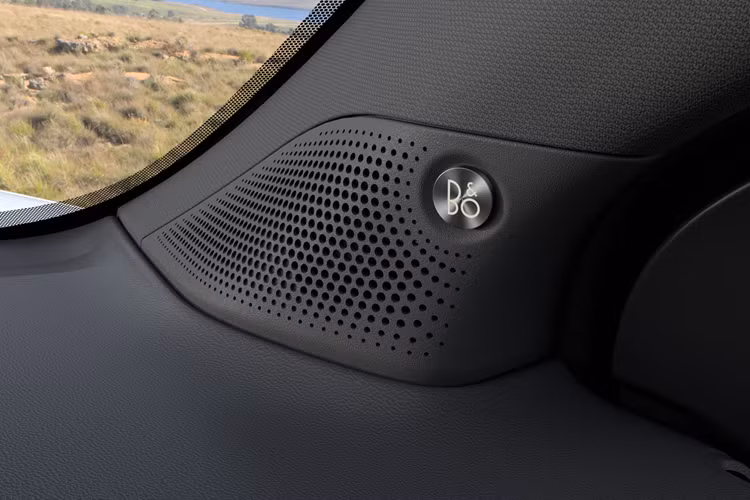 Nhằm tăng khả năng bảo vệ hành khách trong các tình huống va chạm, xe được gia cố sử dụng thép cường lực ở nhiều vị trí hơn. Phiên bản Everest mới được trang bị 7 túi khí xung quanh xe (có túi khí đầu gối người lái) và tính năng nhắc đeo dây an toàn ở tất cả các vị trí trên xe.