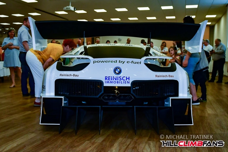 Xe được trang bị khuếch tán gió cản sau và cánh gió khí động học cỡ lớn. Hệ thống ống xả được làm từ chất liệu titanium, được thiết kế đặc biệt để đáp ứng được nhu cầu từ 4 động cơ I4 độc lập từ mẫu BMW HP4.