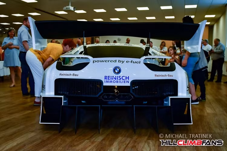 Xe được trang bị khuếch tán gió cản sau và cánh gió khí động học cỡ lớn. Hệ thống ống xả được làm từ chất liệu titanium, được thiết kế đặc biệt để đáp ứng được nhu cầu từ 4 động cơ I4 độc lập từ mẫu BMW HP4.