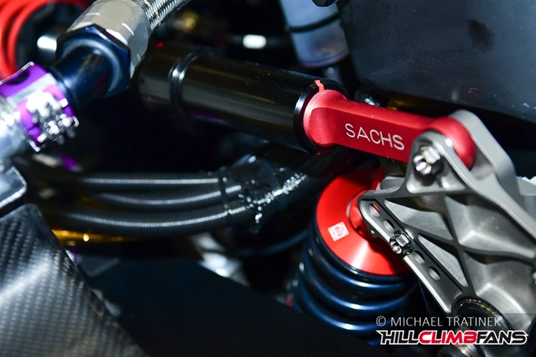 Để có thể kiểm soát sức mạnh của chiếc i8 này, các kỹ sư đã trang bị hệ thống kẹp phanh tích hợp 6 piston tại cầu trước và 4 piston tại cầu sau. Đĩa phanh gốm của xe được chế tác để tương tích với hệ thống ABS của Continental.