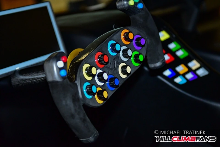 Các tính năng của xe có thể được điều khiển bởi loạt phím chức năng tại vô lăng và bảng điều khiển trung tâm. Người lái có thể theo dõi các thông số quan trọng thông qua bảng đồng hồ taplo kỹ thuật số.