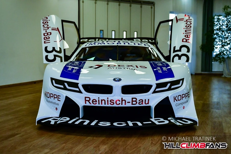 Chiếc xe của đội đua Edlinger đã lược bỏ hoàn toàn cơ cấu hybrid để thay thế bằng cụm 4 động cơ 4 xy-lanh 1.0L từ mẫu siêu môtô BMW HP4. Sử dụng nhiên liệu e-fuel, công suất của chiếc i8 này lên đến 880 mã lực.