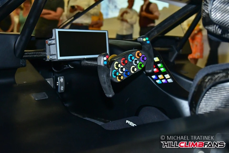 Khoang lái của chiếc BMW i8 được thiết kế theo các mẫu xe thuộc thể thức LMP1. Không gian này được bổ sung thêm các hộp giảm chấn bằng chất liệu sợi carbon gia cường CFRP cùng lớp lưới hợp kim nhôm dạng tổ ong, giúp tối ưu sự an toàn cho người lái khi xảy ra va chạm.