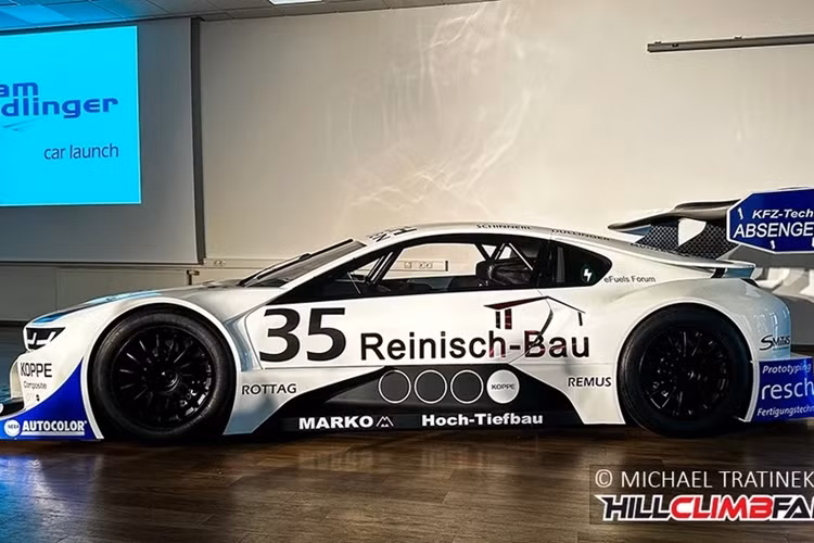 Các đường nét mềm mại quen thuộc trên chiếc BMW i8 đã được thay thế bằng nhiều chi tiết ngoại thất hầm hố, tương tự các gói độ thân rộng của Liberty Walk. Cơ cấu cửa cánh bướm vẫn được giữ lại.