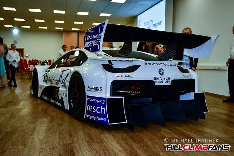 Ngoại thất của chiếc BMW i8 độ siêu khủng này được thiết kế bởi giả lập máy tính kết hợp công nghệ in 3D. Hơn 300 kg vi sợi hay 400 m2 sợi carbon đã được sử dụng làm khuôn kết cấu. Điều này giúp khối lượng của chiếc xe chỉ khoảng 1.000 kg.