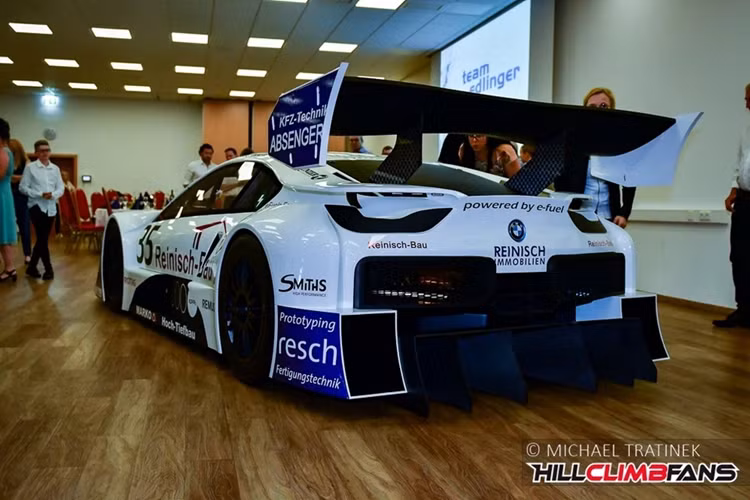 Ngoại thất của chiếc BMW i8 độ siêu khủng này được thiết kế bởi giả lập máy tính kết hợp công nghệ in 3D. Hơn 300 kg vi sợi hay 400 m2 sợi carbon đã được sử dụng làm khuôn kết cấu. Điều này giúp khối lượng của chiếc xe chỉ khoảng 1.000 kg.