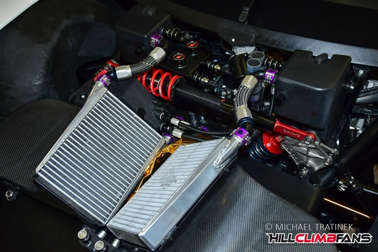 Ngoài ra, chiếc xe này còn được nâng cấp hệ thống treo 3 lò xo với phuộc nhún xuyên thanh của thương hiệu Sachs ở cả cầu trước và cầu sau. Kết cấu đặc biệt này giúp tối ưu lực ép xuống mặt đường khi thi đấu.