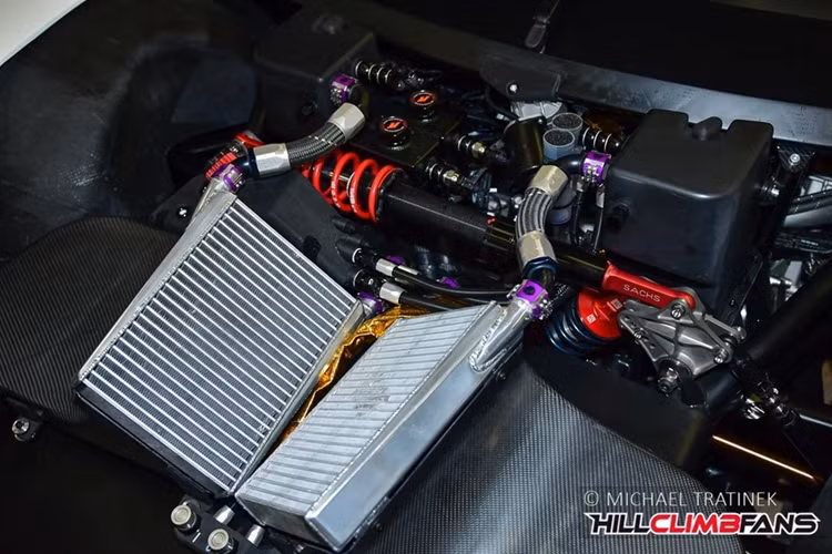 Ngoài ra, chiếc xe này còn được nâng cấp hệ thống treo 3 lò xo với phuộc nhún xuyên thanh của thương hiệu Sachs ở cả cầu trước và cầu sau. Kết cấu đặc biệt này giúp tối ưu lực ép xuống mặt đường khi thi đấu.