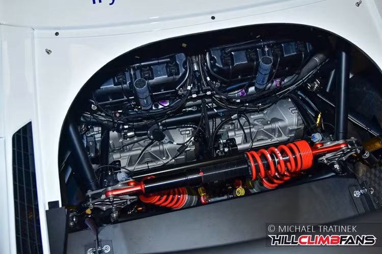 Cơ chế này được điều khiển qua 12 bộ kiểm soát, vốn có thể được lập trình độc lập. Các tín hiệu phức tạp này được truyền tải thông qua 8 hệ thống bus dữ liệu và hơn 1.000 kênh đo đạc được sử dụng để phân tích và điều khiển chiếc xe.