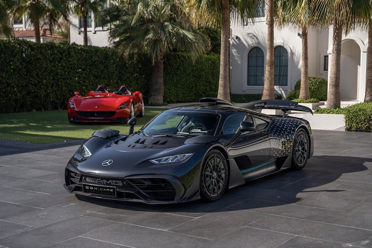 Mercedes-AMG không công bố mức giá cụ thể cho siêu phẩm này. Tuy nhiên, theo các thông tin rò rỉ, mức giá xe Mercedes-AMG One sẽ không dưới 2,72 triệu USD (khoảng 68 tỷ đồng).