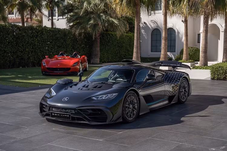 Mercedes-AMG không công bố mức giá cụ thể cho siêu phẩm này. Tuy nhiên, theo các thông tin rò rỉ, mức giá xe Mercedes-AMG One sẽ không dưới 2,72 triệu USD (khoảng 68 tỷ đồng).