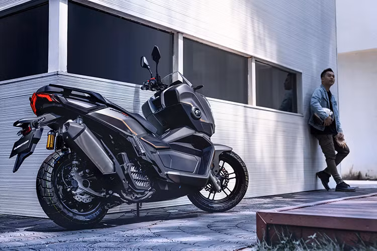 Mẫu tay ga này cũng được trang bị cụm đồng hồ TFT toàn phần có khả năng kết nối với smartphone thông qua bluetooth. QJMoto ATR 160 2024 được trang bị bộ mâm nan hoa cỡ lớn có kích thước 14 inch ở bánh trước và 13 inch ở bánh sau.