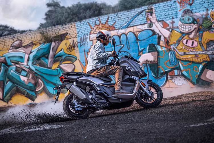 Xe được trang bị cụm đèn pha hình chữ V có kích thước khá lớn, tích hợp công nghệ đèn LED. Trong khi đó, đèn xi-nhan lại được thiết kế nổi hai bên tương tự phong cách của những mẫu xe nhà Honda hay Yamaha.