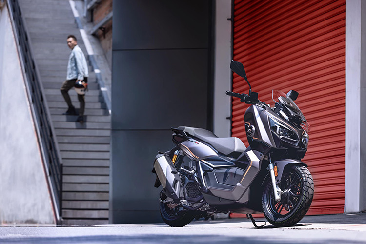 Xe sở hữu đi cùng giảm xóc trước hành trình ngược đường kính 41 mm với giảm xóc sau lò xo đôi kèm bình dầu cao cấp. Phanh đĩa trước sau kèm ABS và hệ thống kiểm soát lực kéo 3 cấp đảm bảo vận hành an toàn và ổn định hơn.