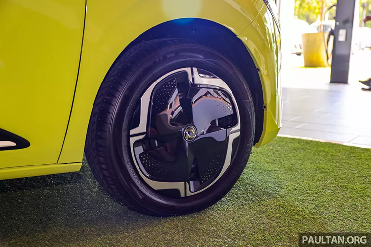 Ghế của xe được bọc giả da nhưng không có tính năng chỉnh điện. Cụm điều khiển trung tâm của xe được thiết kế lơ lửng, tách rời với mặt táp-lô, và đi kèm sạc điện thoại không dây 50 W. Nối liền với đó là bệ tì tay trung tâm có ngăn chứa đồ bên dưới.