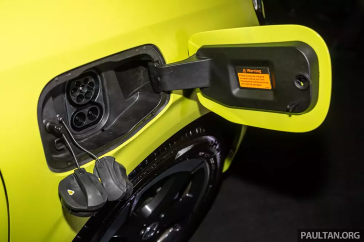 Cuối cùng là những trang bị an toàn như 2 túi khí tiêu chuẩn và camera 360 độ với tính năng nắp ca-pô trong suốt, cho phép người lái quan sát cả bên dưới gầm.