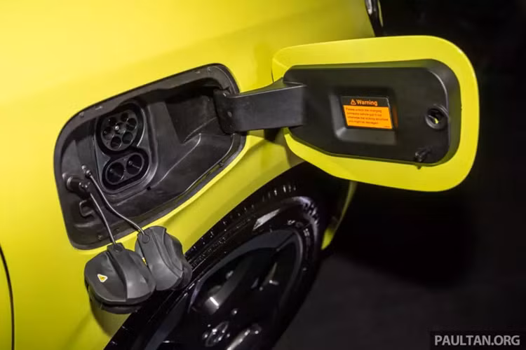 Cuối cùng là những trang bị an toàn như 2 túi khí tiêu chuẩn và camera 360 độ với tính năng nắp ca-pô trong suốt, cho phép người lái quan sát cả bên dưới gầm.