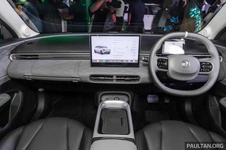 Những trang bị đáng chú ý khác của Dongfeng Box EV tại thị trường Malaysia gồm có hệ thống điều hòa tự động, gương chiếu hậu không viền, hệ thống đèn viền nội thất 32 màu, hệ thống âm thanh 6 loa, cửa tự động mở khi chìa khóa đến gần và tự động khóa khi chìa khóa ra khỏi vùng cảm biến.