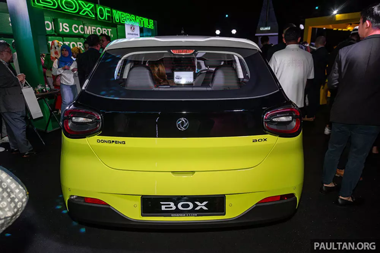 Trên mặt táp-lô còn có bảng đồng hồ kỹ thuật số 5 inch...và màn hình cảm ứng trung tâm 12,8 inch đặt nổi, hỗ trợ kết nối Android Auto/Apple CarPlay. Tiếp theo đó là vô lăng 2 chấu, vát 2 đầu và tích hợp các phím chức năng. Xe không có hộc lạnh đựng găng mà chỉ có ngăn kéo chứa đồ ở mặt táp-lô.