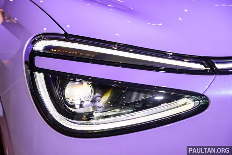 Ngoài ra, dải đèn LED định vị ban ngày còn nằm vắt ngang đầu xe và ôm lấy nắp ca-pô. Dongfeng Box EV không có lưới tản nhiệt trên đầu xe mà chỉ sở hữu hốc gió trung tâm rộng trên cản trước. Thêm vào đó là tay nắm cửa ẩn, vành 17 inch, các cột bên sườn màu đen...cụm đèn hậu nhỏ gọn, cánh gió mui và hàng loạt chi tiết mạ crôm xung quanh xe.