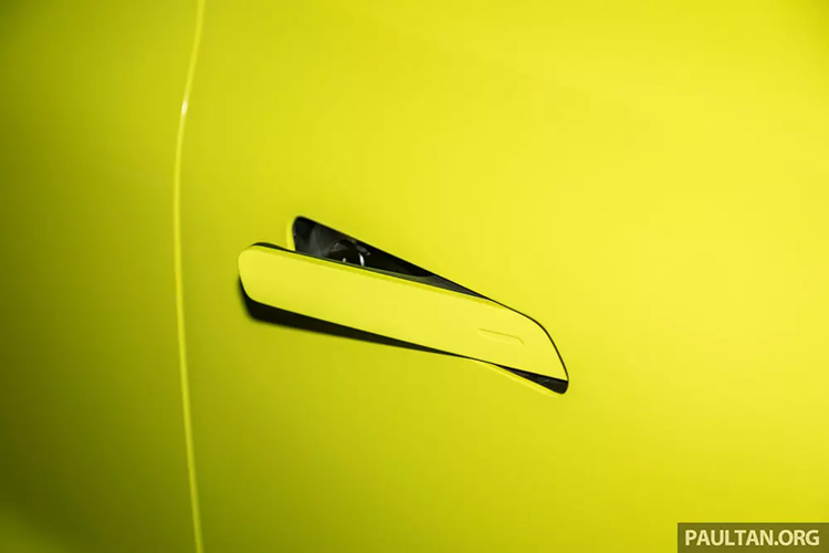 Ở bản tiêu chuẩn, xe dùng vành thép với ốp khí động lực học...trong khi bản cao cấp được trang bị vành hợp kim 5 chấu. Bên trong xe, mẫu ô tô điện Trung Quốc này sở hữu mặt táp-lô và tapi cửa bọc bằng chất liệu giả da, khâu hình quả trám nhằm tạo cảm giác sang trọng.