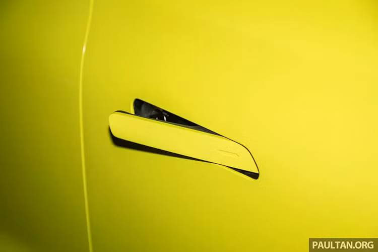 Ở bản tiêu chuẩn, xe dùng vành thép với ốp khí động lực học...trong khi bản cao cấp được trang bị vành hợp kim 5 chấu. Bên trong xe, mẫu ô tô điện Trung Quốc này sở hữu mặt táp-lô và tapi cửa bọc bằng chất liệu giả da, khâu hình quả trám nhằm tạo cảm giác sang trọng.