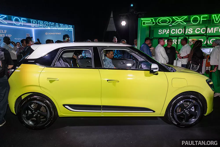 Là xe hatchback 5 cửa, Dongfeng Box EV sở hữu thiết kế ngoại thất khá tròn trịa và mềm mại đồng thời gợi liên tưởng đến ô tô điện Smart #1 của hãng Mercedes-Benz. Xe được trang bị đèn pha nhỏ gọn hình tam giác, được bao quanh bằng dải đèn LED định vị ban ngày.