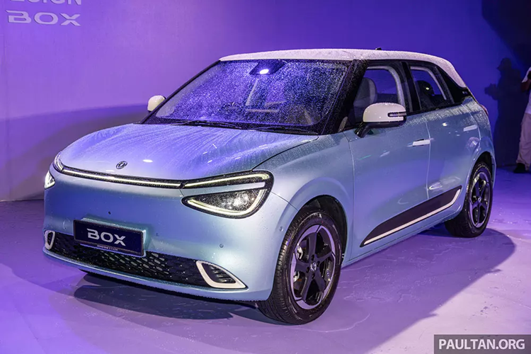 Chỉ có bản cao cấp sở hữu những tính năng an toàn chủ động ADAS như hệ thống kiểm soát hành trình thích ứng, phanh khẩn cấp tự động, hỗ trợ đưa xe vào giữa làn đường, nhận biết biển báo giao thông và hỗ trợ đỗ xe. Tại thị trường Malaysia, Dongfeng Box EV có 4 lựa chọn màu sắc là trắng, tím, xanh cốm và xanh dương.