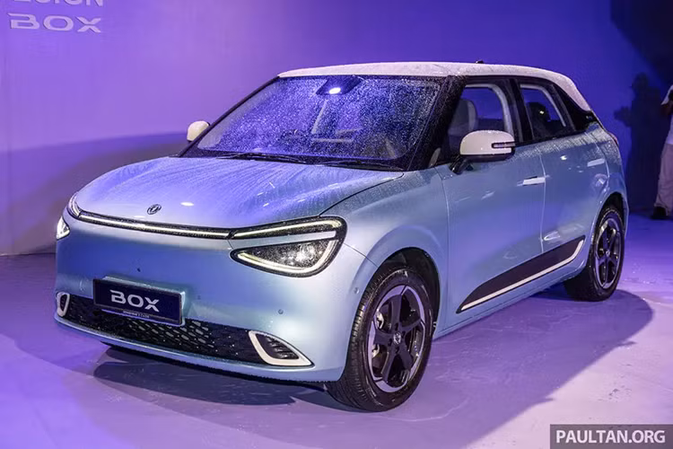 Chỉ có bản cao cấp sở hữu những tính năng an toàn chủ động ADAS như hệ thống kiểm soát hành trình thích ứng, phanh khẩn cấp tự động, hỗ trợ đưa xe vào giữa làn đường, nhận biết biển báo giao thông và hỗ trợ đỗ xe. Tại thị trường Malaysia, Dongfeng Box EV có 4 lựa chọn màu sắc là trắng, tím, xanh cốm và xanh dương.