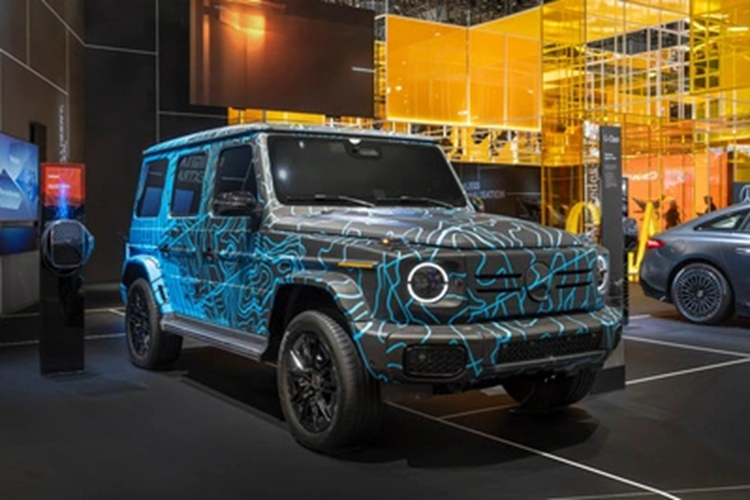 Dù được dán decal, ngụy trang kín mít nhưng không khó để nhận ra mẫu Mercedes-Benz EQG chạy điện này có ngoại hình giống hệt bản chạy xăng, ngoại trừ phần mặt ca lăng được làm kín, hộp bánh xe hình vuông và ống xả phía sau được loại bỏ.