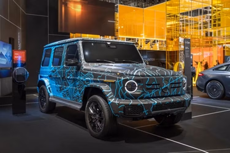 Dù được dán decal, ngụy trang kín mít nhưng không khó để nhận ra mẫu Mercedes-Benz EQG chạy điện này có ngoại hình giống hệt bản chạy xăng, ngoại trừ phần mặt ca lăng được làm kín, hộp bánh xe hình vuông và ống xả phía sau được loại bỏ.