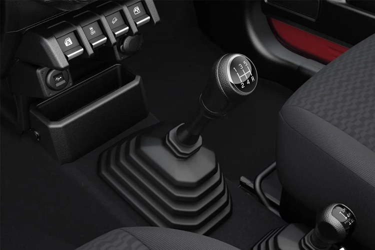 Lưới tản nhiệt ở đầu xe còn được ốp chrome thêm phần tinh tế, sang trọng. Hệ thống truyền động của Jimny 5 cửa không thay đổi so với bản 3 cửa.