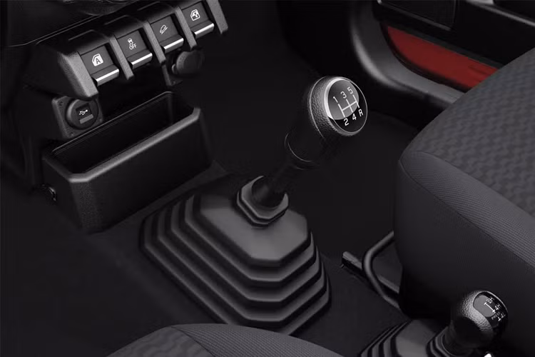 Lưới tản nhiệt ở đầu xe còn được ốp chrome thêm phần tinh tế, sang trọng. Hệ thống truyền động của Jimny 5 cửa không thay đổi so với bản 3 cửa.