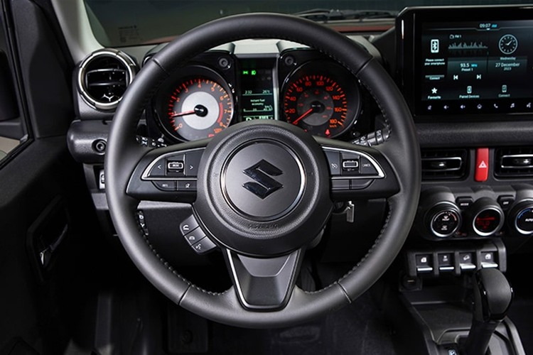 “Jimny, có nguồn gốc sâu xa từ một di sản phong phú, là minh chứng cho cam kết hướng tới sự xuất sắc của Suzuki. Sự nổi tiếng của nó không chỉ là minh chứng cho vinh quang trong quá khứ mà còn là lời hứa hẹn về những hành trình thú vị phía trước”, ông giải thích.